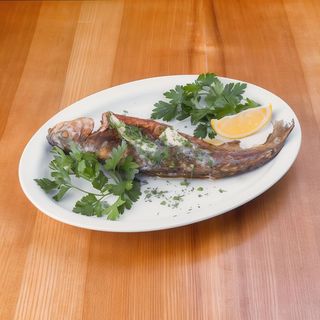 Świeży pstrąg saute