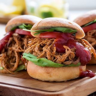 Burger z szarpaną wieprzowiną