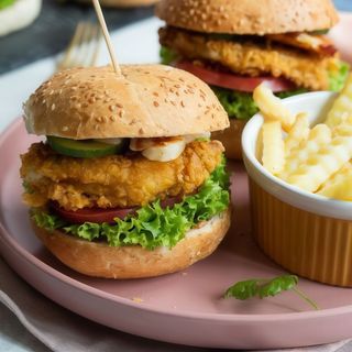 Mini burger z kurczakiem i frytkami