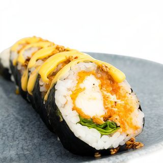 Futomaki z kurczakiem i opalanym cheddarem 