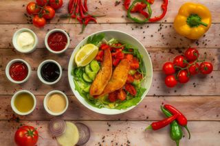 Sałatka ze złocistym kurczakiem duża