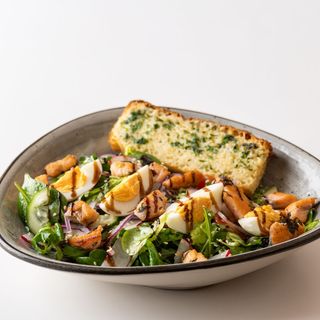 Sałatka ze smażonym łososiem z tymiankiem