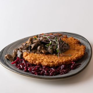 Placek ziemniaczany z gulaszem z dzika