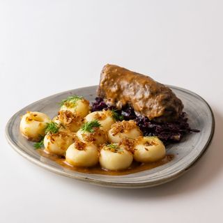 Zaraz wołowy (rolada wołowa) w tradycyjnym sosie pieczeniowym 