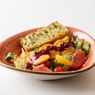 Sałatka z grillowanym serem góralskim,