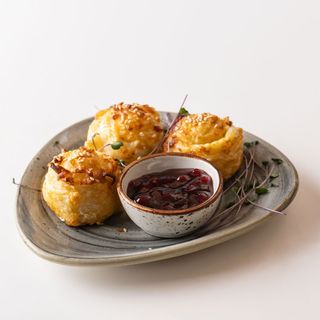 Rols-Rolsy z ciasta francuskiego z serem Korycińskim i sezamem