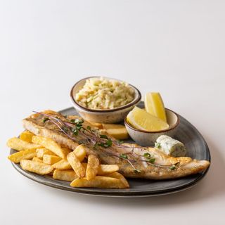 Smażony filet z sandacza z masłem czosnkowym