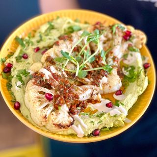 HUMMUS GROSZKOWY ZE STEKIEM Z KALAFIORA