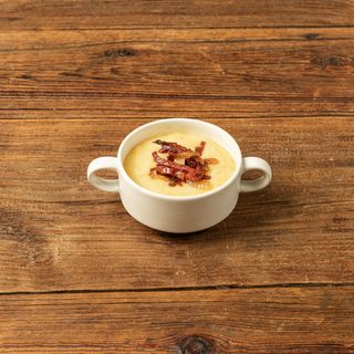 Krem ziemniaczany podawany z boczkiem i cebulą