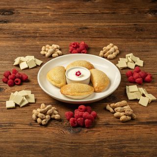 Pierogi drożdżowe  z masłem orzechowym, białą czekoladą i malinami (4 szt.)