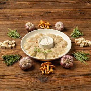 Pierogi z kurkami, wedzonym tofu i cebulą 