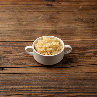 Kiszona kapusta z jabłkiem i cebulą 