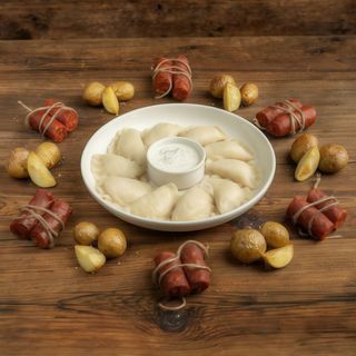 Pierogi z ziemniakami, pikantną kiełbasą chorizo z mascarpone i pastą truflową