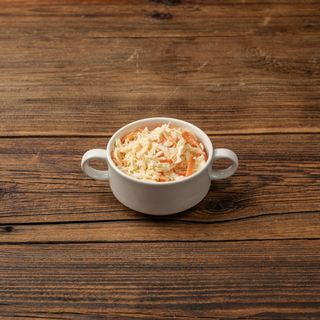 Z białej kapusty, z marchewką i cebulą w sosie majonezowym 