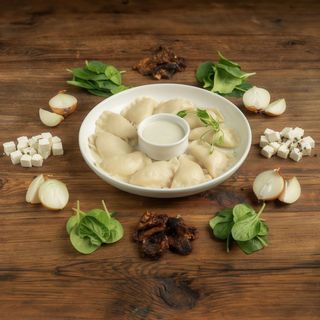 Pierogi z siekanym szpinakiem z suszonymi pomidorami, rozdrobnionym serem feta