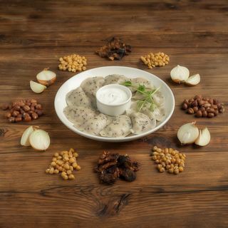  Pierogi z ciecierzycą i suszonymi pomidorami orzechami laksowymi, cebulą, natką pietruszki w cieście z czarnuszką podawane z zasmażaną cebulką 