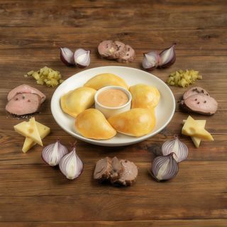 Pierogi z pieca ze smażoną wołowiną w sosie tysiąca wysp z dodatkiem sera cheddar, czerwonej cebuli i ogórka kiszonego