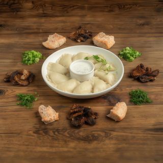 Pierogi tradycyjne z własnoręcznie przygotowaną pastą z łososia, z suszonymi pomidorami i serkiem śmietankowym