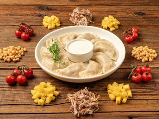 Pierogi tradycyjnie gotowane z karkówką, ciecierzycą, cebulą