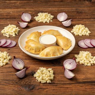 Pierogi z pieca z kozim serem, karmelizowaną czerwoną cebulą