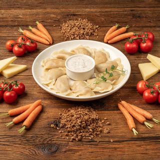  Pierogi z białkiem sojowym, marchewką, pietruszką, selerem, pomidorami, wegańskim serem cheddar oraz oregano