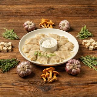 Pierogi wegańskie z kurkami, wędzonym tofu i cebulą