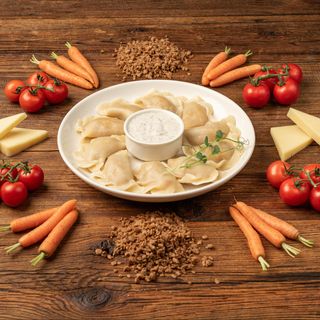 Pierogi wegańskie z białkiem sojowym, marchewką, pietruszką, selerem, pomidorami, wegańskim serem cheddar oraz oregano