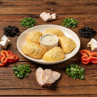 Pierogi na puszystym cieście drożdżowym z kurczakiem i camembert