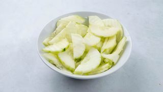 Ogórek świeży z czosnkiem 100g
