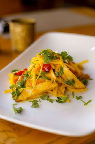 Sałatka Mango Coriander z krewetkami