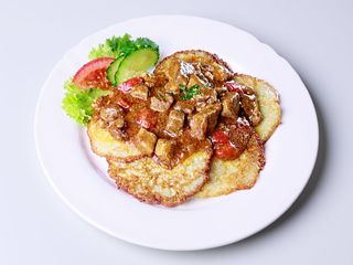 Placki ziemniaczane z gulaszem 5szt