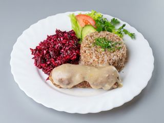 Zraz wołowy zawijany, sos grzybowy