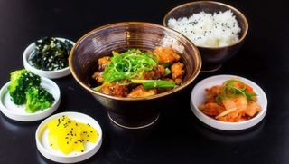 SPICY KKANPUNGI + RYŻ + ZESTAW BANCHAN