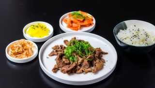 BULGOGI + RYŻ + ZESTAW BANCHAN