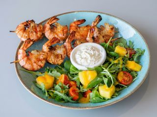 Szaszłyk z grillowanych krewetek 