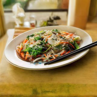 Makaron ryżowy z wołowiną