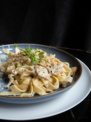 Tagliatelle z kurczakiem ,gorgonzolą i karmelizowaną gruszką