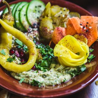 HUMMUS KOLNEDRA - LIMONKA + PIKLE + PITA