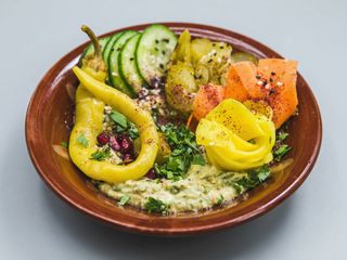 HUMMUS SUSZONE POMIDORY + PIKLE + PITA