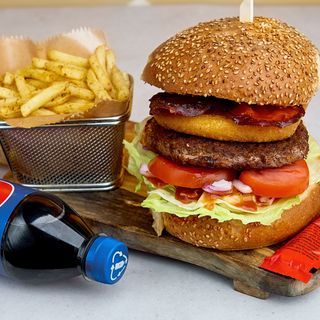 Drwalski Wypas + średnie frytki + Coca-Cola 0.5 L