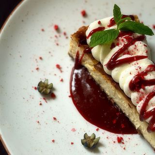 Sernik waniliowy z puchem i pudrem malinowym