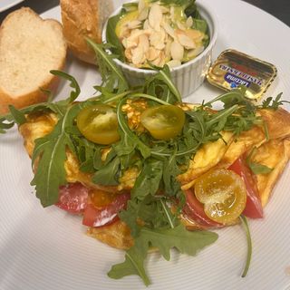 Omlet z buratą i pomidorami malinowymi