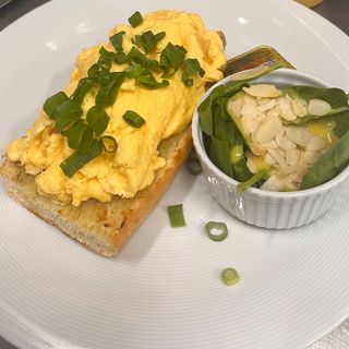 Jajecznica na grzance ze szczypiorkiem