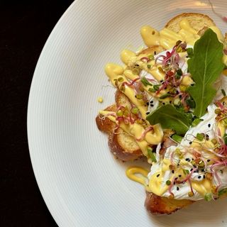 Jajka po benedyktyńsku na rollsie francuskim