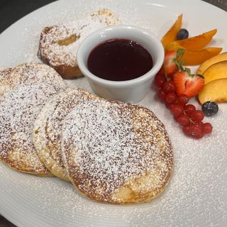 Pancake z konfiturą i cukrem pudrem