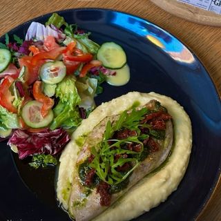 Grillowana pierś z kurczaka (180g) z pesto i suszonymi pomidorami 