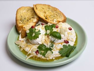 Jaja po Turecku na kremowym jogurcie