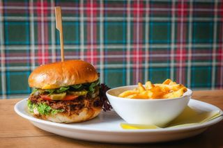 Burger z szarpaną wieprzowiną