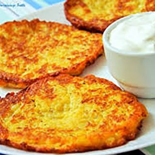 Placki ziemniaczane z kwaśną śmietaną