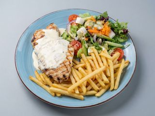 Grillowana pierś z kurczaka w sosie serowym